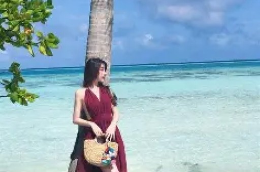 大衣哥朱之文中途罢演引发热议。他在景区登台表演到一半骤然停演并非设备故障而是难以忍受现场高温无法继续演出 大衣哥朱之文中途罢演引发热议。他在景区登台表演到一半骤然停演并非设备故障而是难以忍受现场高温无法继续演出