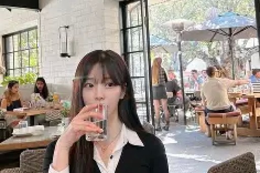 某顶流明星深夜被拍与神秘女子共进晚餐疑似新恋情曝光! 某顶流明星深夜被拍与神秘女子共进晚餐疑似新恋情曝光!